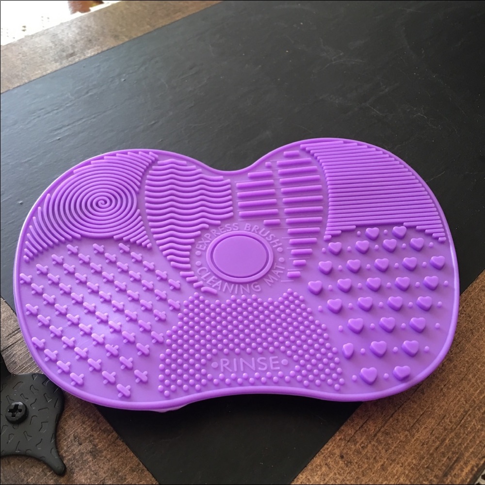 NWT Makeup Brush Cleansing Pad Tools Cleaner